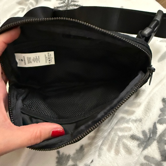 Lululemon Everywhere Belt Bag BLACK - Picture 3 of 5